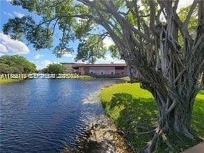 2901 NW 47th Terrace in Lauderdale Lakes, FL - Foto de edificio - Building Photo