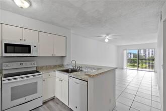 2228 N Cypress Bend Dr, Unit LPH406 in Pompano Beach, FL - Building Photo - Building Photo