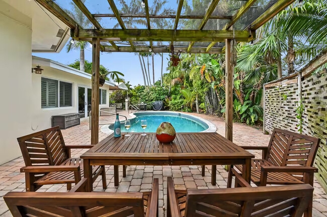 2101 NE 25th St in Wilton Manors, FL - Building Photo - Building Photo