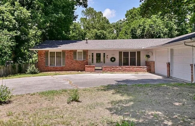 955 E 13th St in Cassville, MO - Building Photo - Building Photo