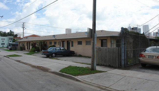 590 SW 7th St in Miami, FL - Building Photo - Building Photo