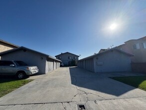 5542 Orange Ave, Unit E in Cypress, CA - Foto de edificio - Building Photo
