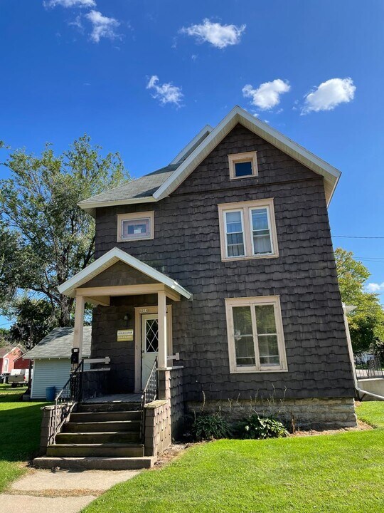 421 Scott in Oshkosh, WI - Building Photo