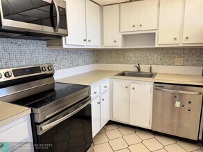 3510 Oaks Way in Pompano Beach, FL - Building Photo - Building Photo