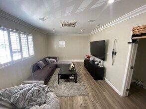 9767 Comanche Ave in Chatsworth, CA - Building Photo - Building Photo