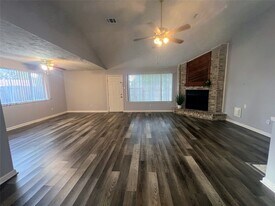 1202 Manorglen Dr in Missouri City, TX - Building Photo