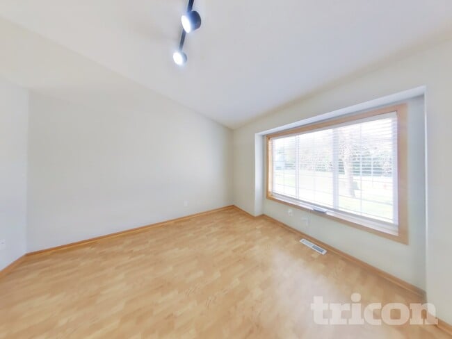 2739 Zumbrota Cir NE in Minneapolis, MN - Building Photo - Building Photo