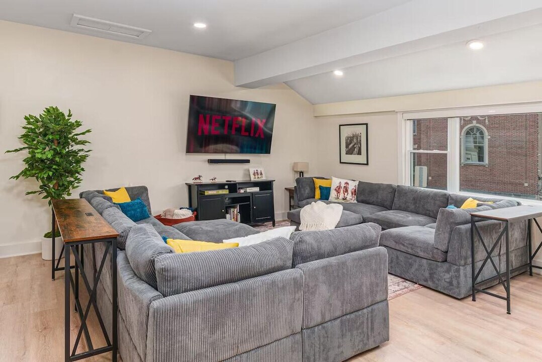 70 Lake Ave in Saratoga Springs, NY - Building Photo