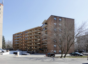 105 Allan St in Oakville, ON - Building Photo - Building Photo