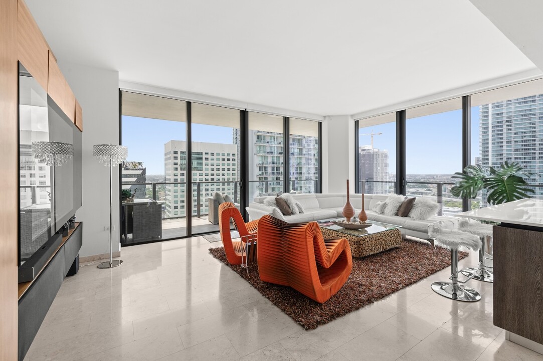 88 SW 7th St in Miami, FL - Foto de edificio