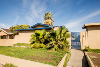 1512 Flower St in Bakersfield, CA - Building Photo - Building Photo