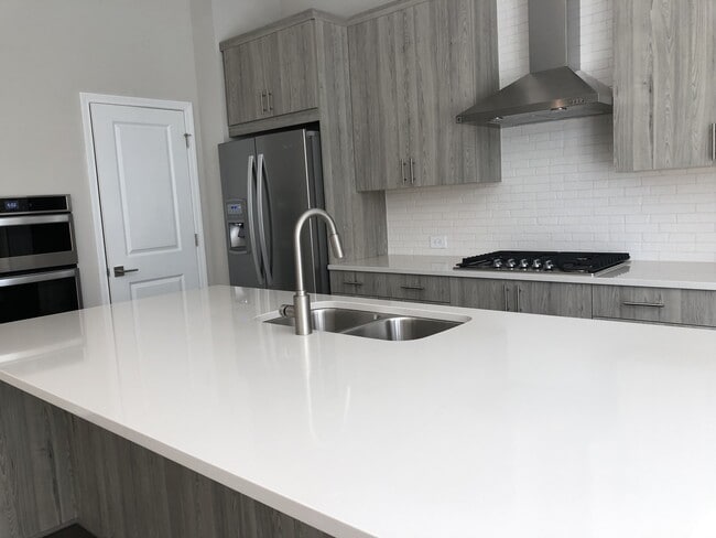 6604 Sterling Dr in Sandy Springs, GA - Foto de edificio - Building Photo