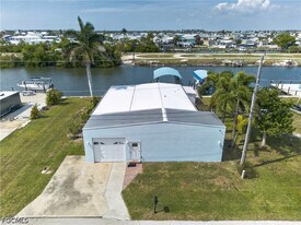 3864 Royal Palm Dr in Saint James City, FL - Building Photo