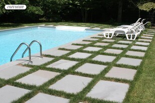 10 Bull Pasture Ln in East Hampton, NY - Building Photo