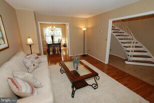 6042 Haverhill Ct in West Springfield, VA - Building Photo