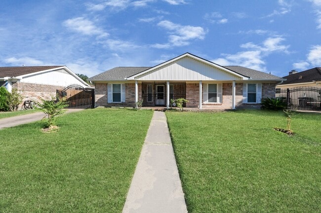 9222 Sharpview Dr in Houston, TX - Building Photo - Building Photo