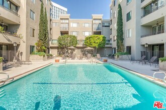 8455 Fountain Ave in West Hollywood, CA - Building Photo - Building Photo
