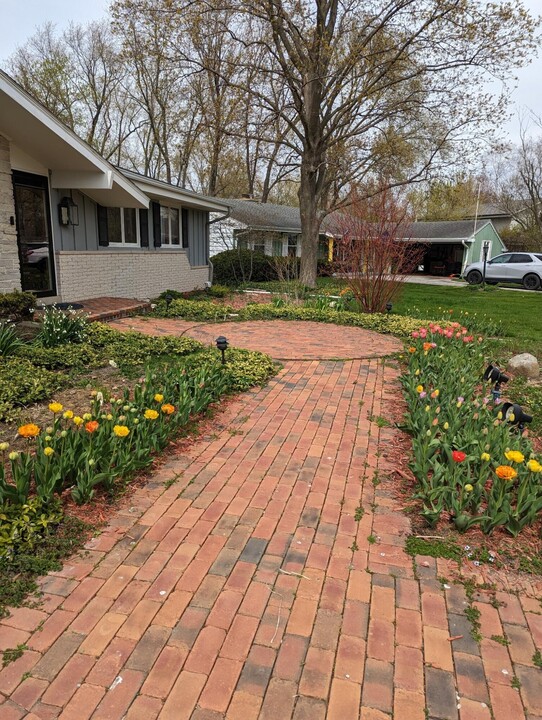 2375 Guinevere Dr in Brookfield, WI - Building Photo