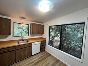 6159 NE Pine St, Unit 6159 in Suquamish, WA - Building Photo - Building Photo