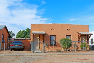 102 W Veterans Blvd in Tucson, AZ - Foto de edificio - Building Photo