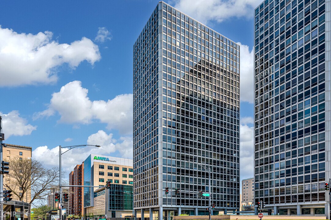 340 W Diversey Pkwy in Chicago, IL - Building Photo