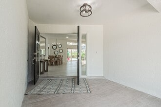 2317 Elizabeth Ct in Naples, FL - Building Photo - Building Photo