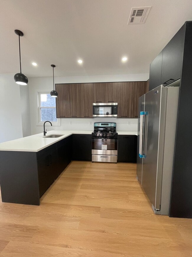 156 Woodlawn Ave, Unit 1
