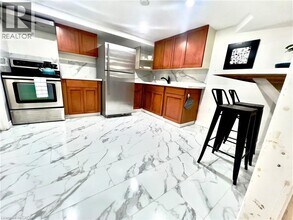 99 Brucedale Ave E in Hamilton, ON - Building Photo - Building Photo