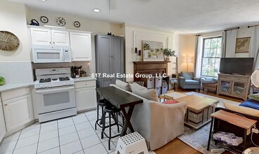 12 Dean Rd, Unit 3 in Brookline, MA - Building Photo - Building Photo