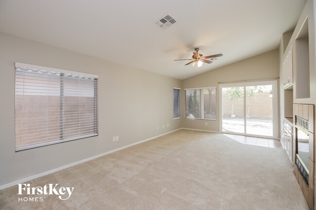 701 E Cantebria Dr in Gilbert, AZ - Foto de edificio - Building Photo