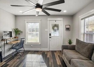 611 W Page Ave in Dallas, TX - Building Photo - Building Photo
