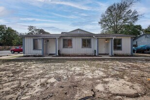 131 Bayou View Dr, Unit B in Fort Walton Beach, FL - Building Photo