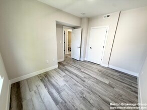 10 Cawfield St, Unit 2 in Boston, MA - Building Photo - Building Photo
