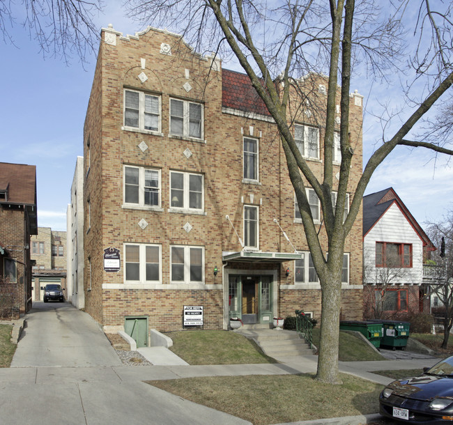 Pleasant Apartments in Milwaukee, WI - Foto de edificio - Building Photo