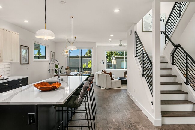 733 4th Ct S in Kirkland, WA - Building Photo - Building Photo