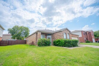 812 Dunkirk Ln in Arlington, TX - Building Photo - Building Photo