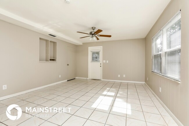 2495 Barbarossa Ave in Deltona, FL - Foto de edificio - Building Photo