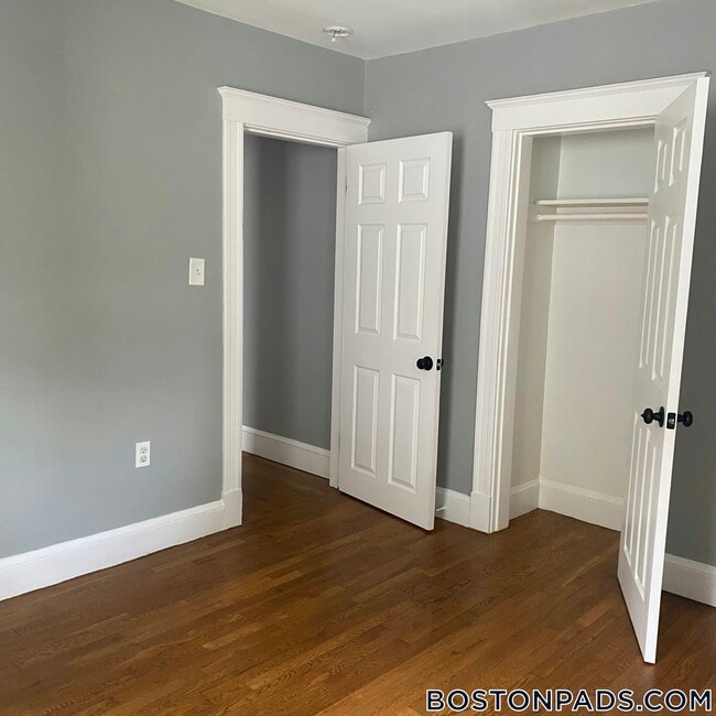 243 W Selden St