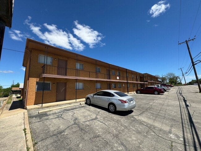 property at 807 W Hallmark Ave
