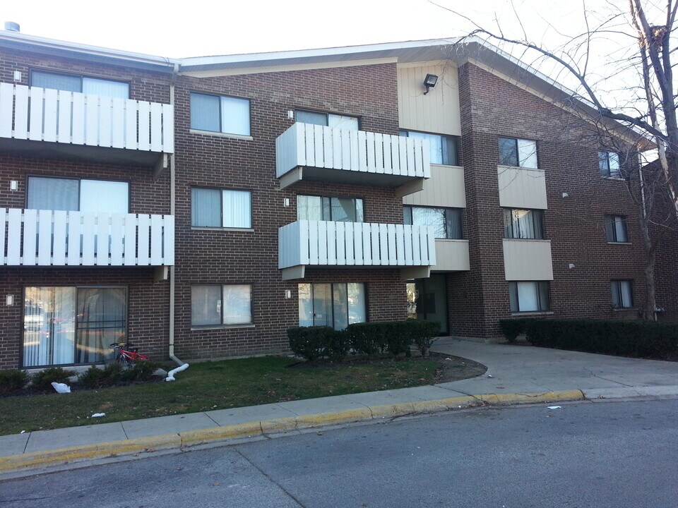 3000 Bayside Dr, Unit 000 in Palatine, IL - Building Photo