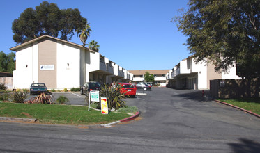 Sea Breeze Apartments in Carlsbad, CA - Building Photo - Building Photo