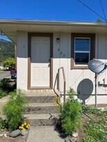 407 NE Waite St in Myrtle Creek, OR - Building Photo