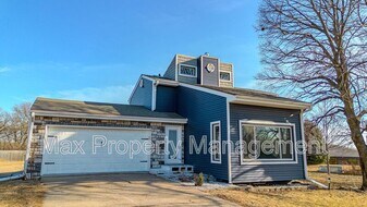 5305 NW 91st Ct in Johnston, IA - Building Photo