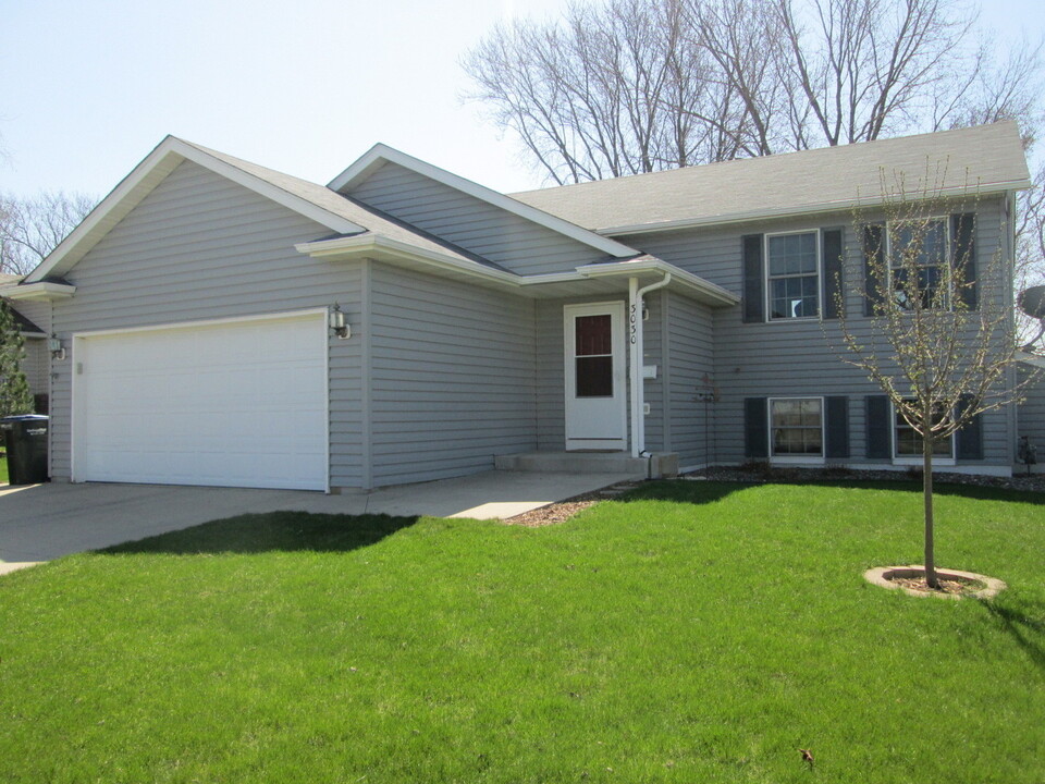 3030 Bandel Dr NW in Rochester, MN - Building Photo