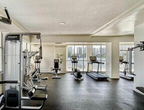 18041 Biscayne Blvd in Aventura, FL - Building Photo - Building Photo