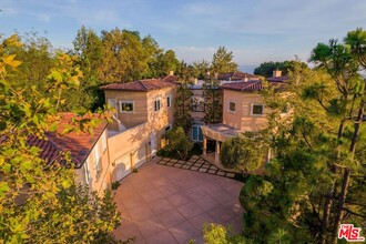 2600 Bowmont Dr in Beverly Hills, CA - Building Photo - Building Photo