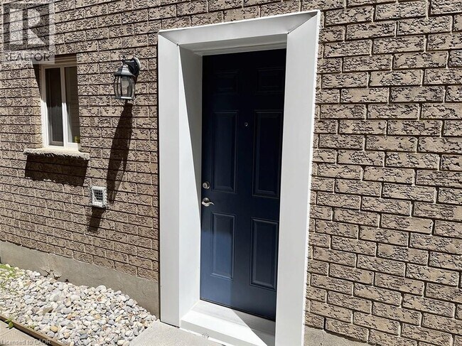727 Commonwealth Crescent in Kitchener, ON - Building Photo - Building Photo