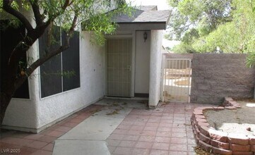 6695 Flora Dr in Las Vegas, NV - Building Photo - Building Photo