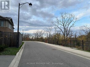 25 Pelican Ln in Hamilton, ON - Building Photo - Building Photo