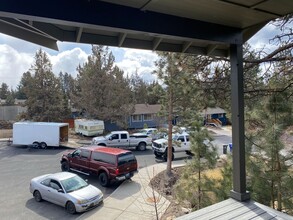 204 SW Maricopa Dr in Bend, OR - Foto de edificio - Building Photo